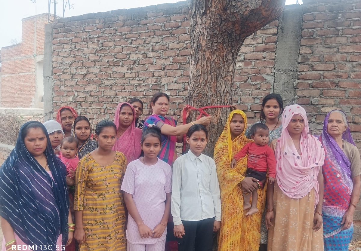prabhatmisra's tweet photo. On #WorldSparrowDay, the @RedTapeMovement and plantation activities were organised by @janaadharnews & @CharchitNGO in Firozabad. 🐦

Additional District Judge Ms Yogesh Shiva, Sub District Magistrate Mr Satendra Singh, Advocates, Officers, and local people participated. 🌱

They tied red tapes on tree trunks and pledged to save trees, habitats, ecological niches, biodiversity, and Nature. 🌳🌍

Great event #ForNature. 🐦👣