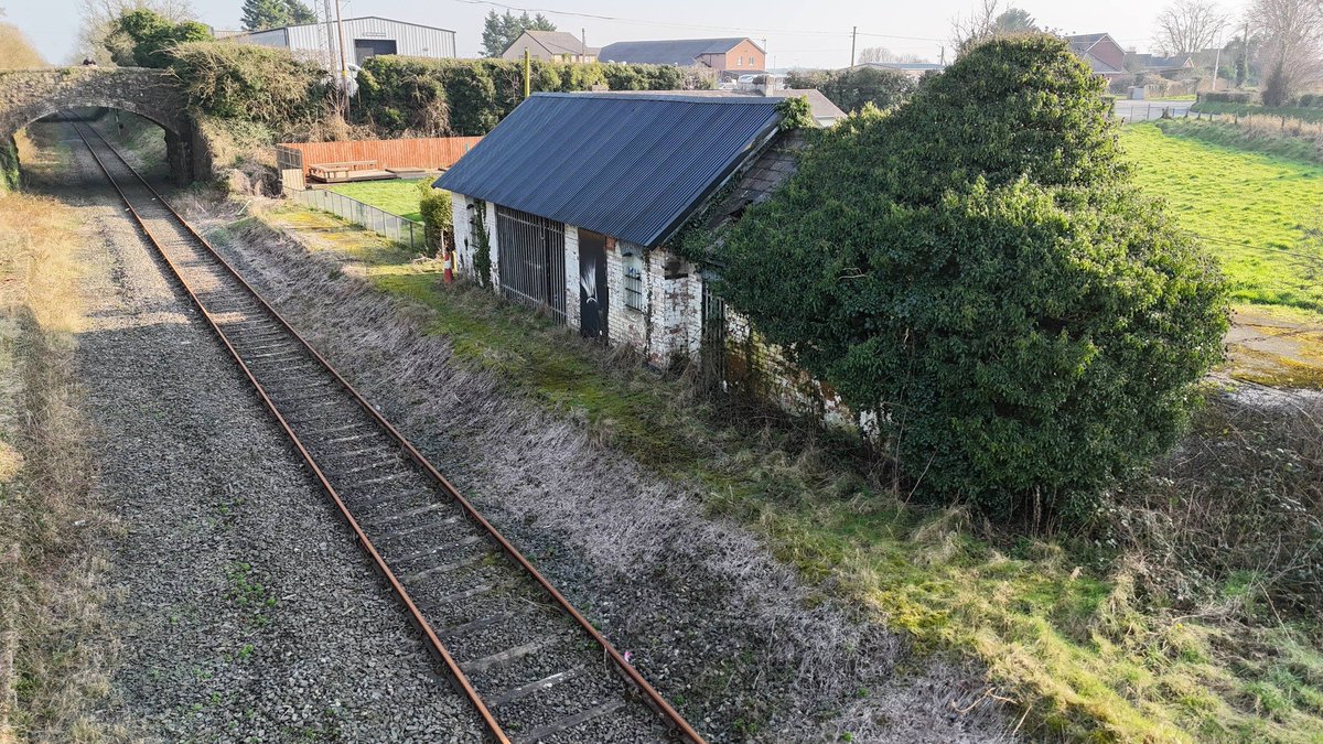 CircleLineBT's tweet photo. Great to see these drone shots of Ballinderry Rail Halt on the Knockmore Line 👇

They really show the potential sitting right here. With the right investment, this could easily become a Park &amp; Ride site similar to Moira.

📸 @antrim_group
#openKnockmore https://t.co/8QU98CsDNx