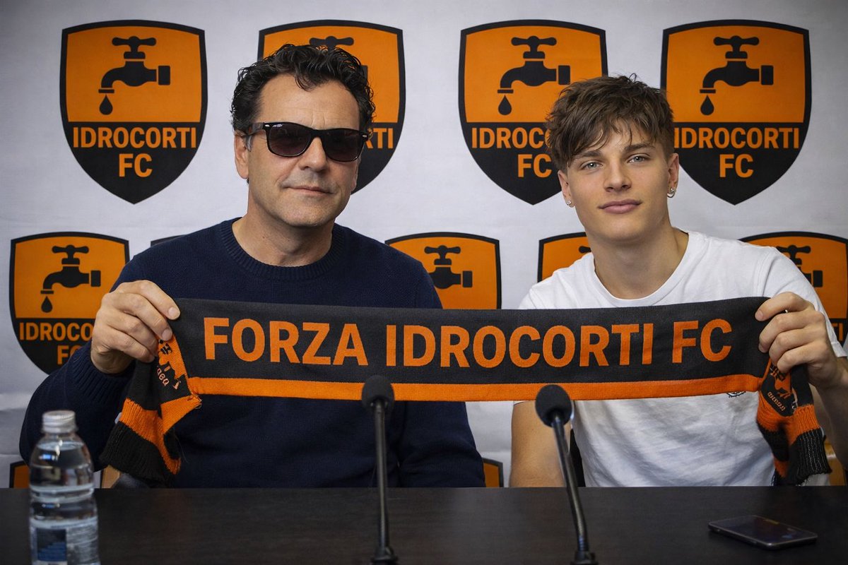 TommasoCorti10's tweet photo. Gigogigo Is Idrocorti 🧡🖤

La Idrocorti FC comunica di aver raggiunto l’accordo per l’ingaggio di Gigogigo, che andrà a rinforzare il reparto difensivo in vista della 12 Ore del Bozzia.  

È arrivato un vero pendolino 🐴
#Idrocorti #LongLifePorn https://t.co/s82sfsIQkr