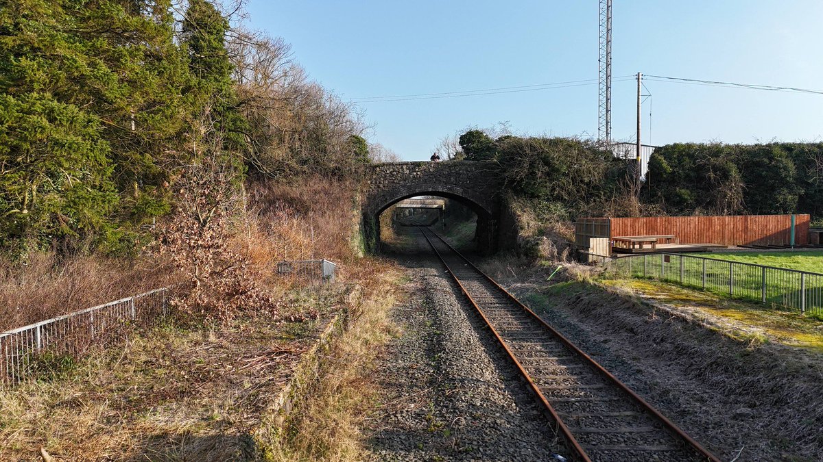 CircleLineBT's tweet photo. Great to see these drone shots of Ballinderry Rail Halt on the Knockmore Line 👇

They really show the potential sitting right here. With the right investment, this could easily become a Park &amp; Ride site similar to Moira.

📸 @antrim_group
#openKnockmore https://t.co/8QU98CsDNx