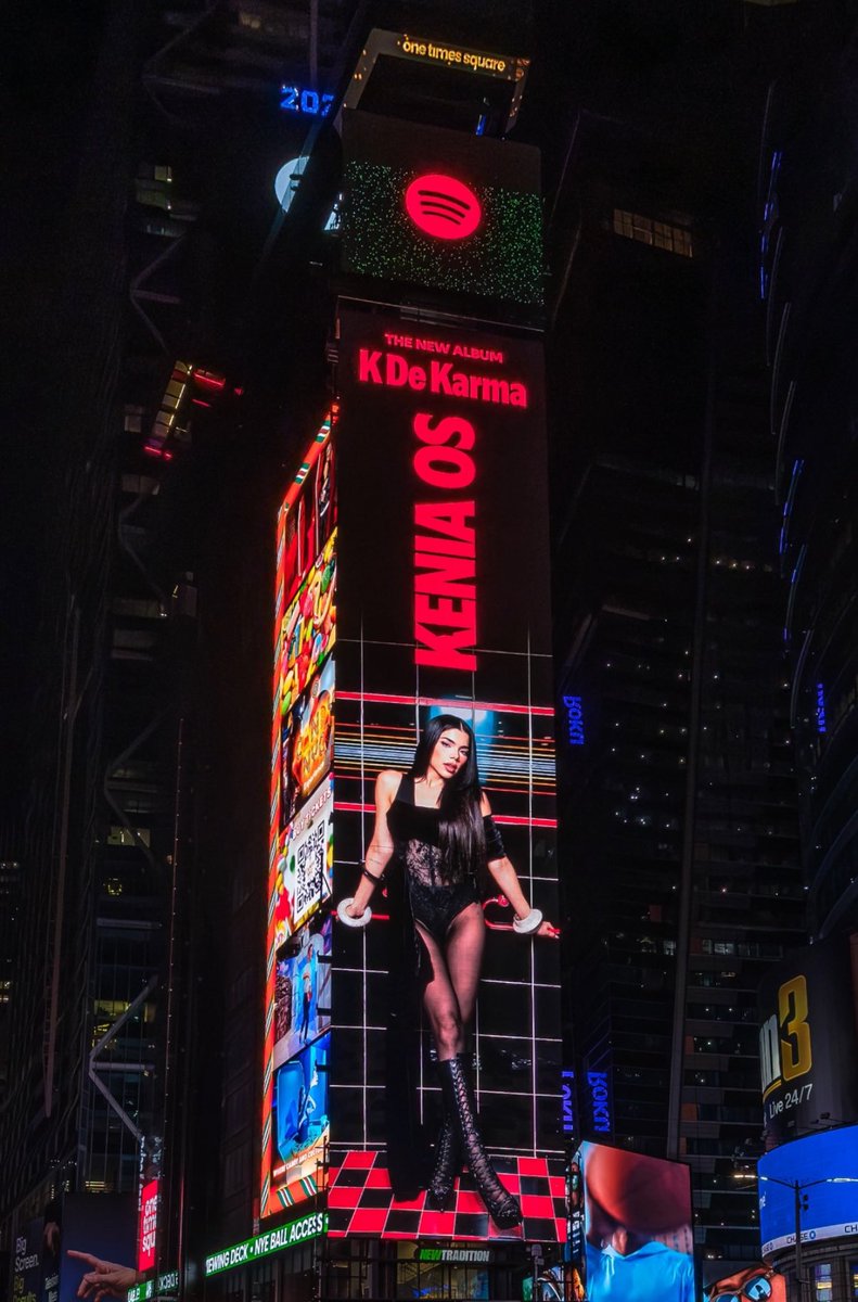 “K de Karma” de Kenia OS, desde Times Square de New York.