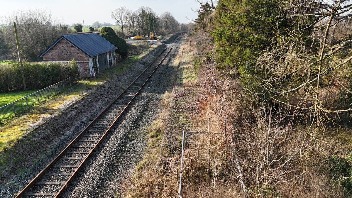 CircleLineBT's tweet photo. Great to see these drone shots of Ballinderry Rail Halt on the Knockmore Line 👇

They really show the potential sitting right here. With the right investment, this could easily become a Park &amp; Ride site similar to Moira.

📸 @antrim_group
#openKnockmore https://t.co/8QU98CsDNx