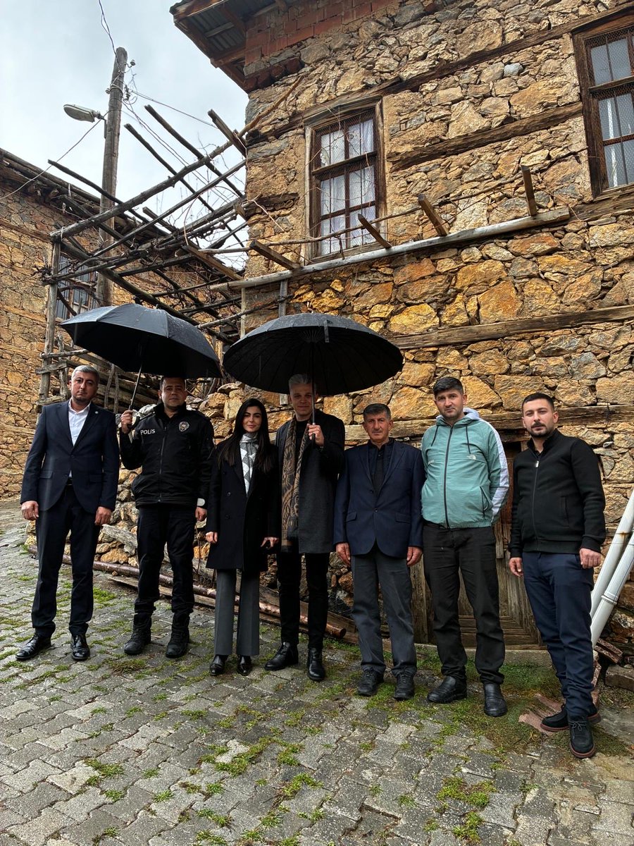 Kaymakamımız Sayın Fatih KARAMAHMUT, eşi Cumhuriyet Savcısı İrem CANTÜRK KARAMAHMUT Hanımefendi ve İlçe Emniyet Amiri Murat DÜZ ile birlikte Ramazan Bayramı vesilesiyle Sazak Mahallesi’nde vatandaşlarımızı ziyaret etti.