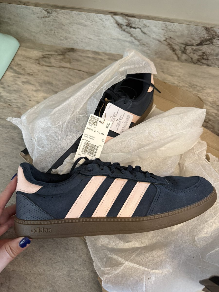 Mikala Writes Fantasy is ✨ querying ✨ tweet media