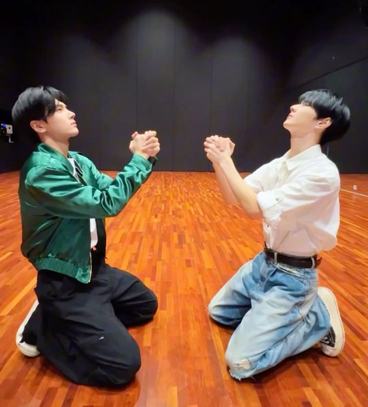 Por favor que las que puedan hablar con heeseung sean amables, que le digan cuanto lo aman y lo van a apoyar siempre, solo pido eso

#PROTECT_OUR_SEVEN
#LET_ENHYPEN_CREATE