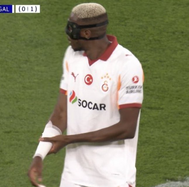 Okan Buruk kimdir, nedir isimli üç çalışma.

1. Maç 4-0 olmuş, taktik tahtasıyla oynayan bşir mal.

2. Wilfred Zaha'dan sonra bir dünya futbol markası olan Leroy Sane'yi düşürdüğü tablo.

3. Kolunda kısmi kırık oluşan Osimhen'i 35 dk. sahada yürüttü. Çıkarmaya cesaret edemedi.