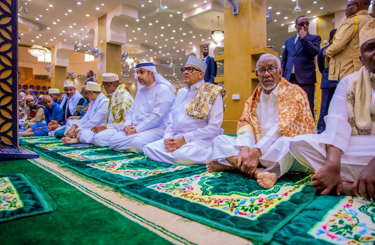 recognizeSL's tweet image. This is #UAE Ambassador praying with President Ciro
Hassan copycat also called #KSA Ambassador 
🤣🤣🤣🤣