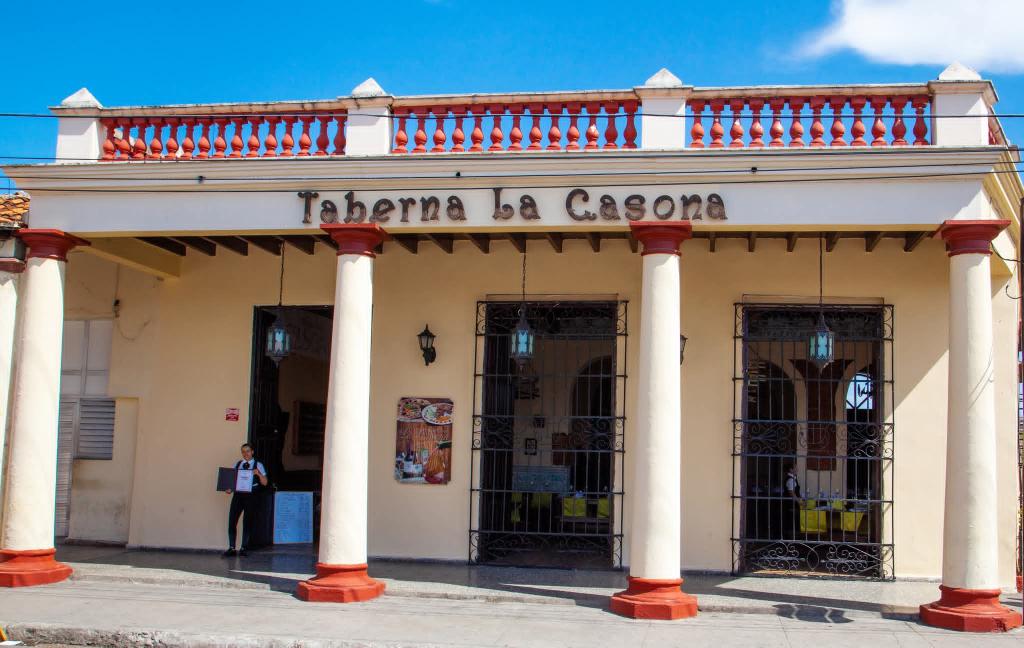 PinarPalmares's tweet photo. Ubicado en el corazón de la ciudad de #PinardelRío y reconocido por su buen servicio, el restaurante #LaCasona es el lugar ideal para compartir con familiares y amigos; también, entre colegas. Aquí recibimos a técnicos de 🇨🇳 China que se encuentran de visita de trabajo. https://t.co/VFq21UFssW