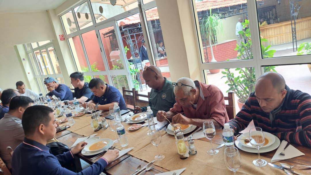 PinarPalmares's tweet photo. Ubicado en el corazón de la ciudad de #PinardelRío y reconocido por su buen servicio, el restaurante #LaCasona es el lugar ideal para compartir con familiares y amigos; también, entre colegas. Aquí recibimos a técnicos de 🇨🇳 China que se encuentran de visita de trabajo. https://t.co/VFq21UFssW