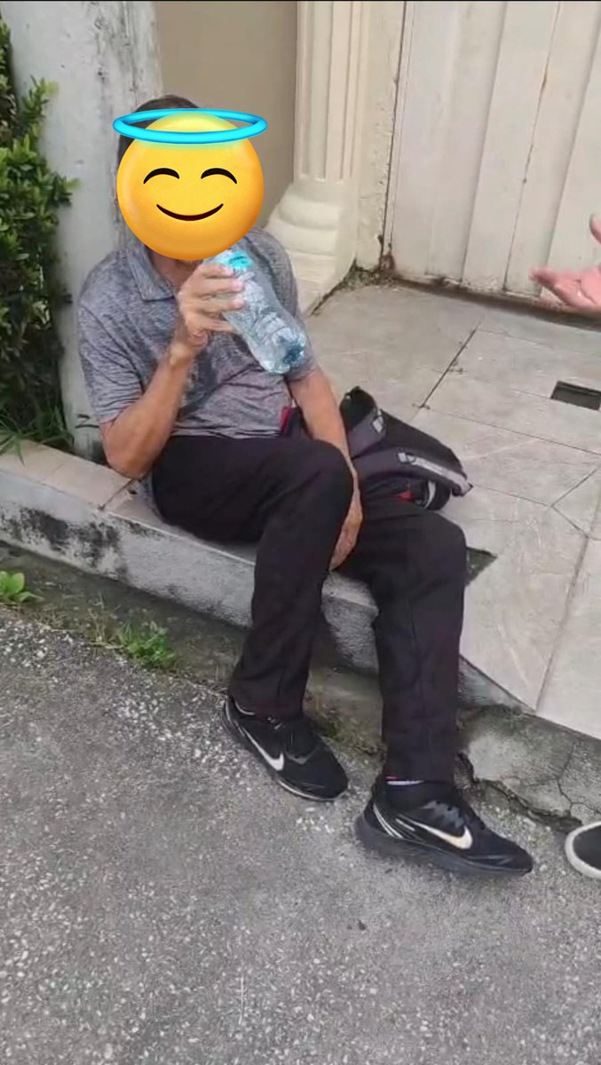 Hay escenas que duelen más que un diagnóstico.
Un adulto mayor, con la dignidad sostenida apenas por la costumbre de resistir, llevaba 3 días sin su anticonvulsivante. Sentia, como si la electricidad del cerebro se volviera tormenta, sabia que en cualquier momento la crisis +