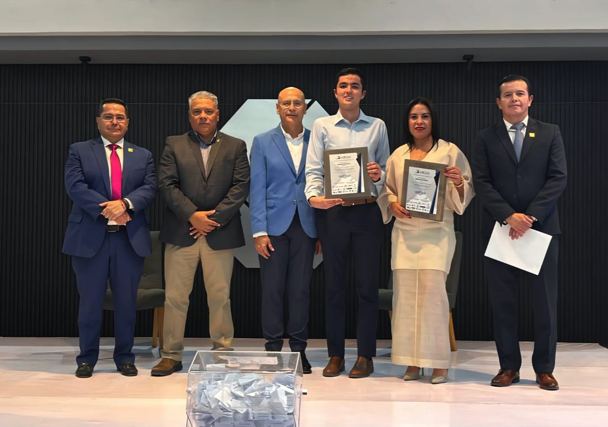 Participamos en la clausura del 4o Encuentro Universitario en Materia Tributaria 2026, organizado por la <a href="/AFEQAC/">AFEQ, A.C.</a>. 
Asistieron 750 estudiantes de diversas universidades de la entidad, envento realizado en la <a href="/FECAPEQMayela/">FECAPEQ</a>.

<a href="/makugo/">Mauricio Kuri</a> <a href="/rogeliovegavm/">Rogelio Vega</a> 
<a href="/MarthaSotoQro/">Martha Soto</a> 
<a href="/educacionqro/">educacionqueretaro</a>