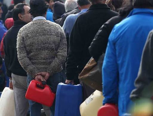 COMO EN DICTADURA | CONFIRMAN ALZA DE COMBUSTIBLE POR DECRETO, (SALTANDOSE EL CONGRESO) 
ministro de Transportes, Louis de Grange, llamó a enfrentar el alza de combustibles con diálogo y “madurez”, descartando anticipar movilizaciones.

La presidenta del Senado, Paulina Núñez,
