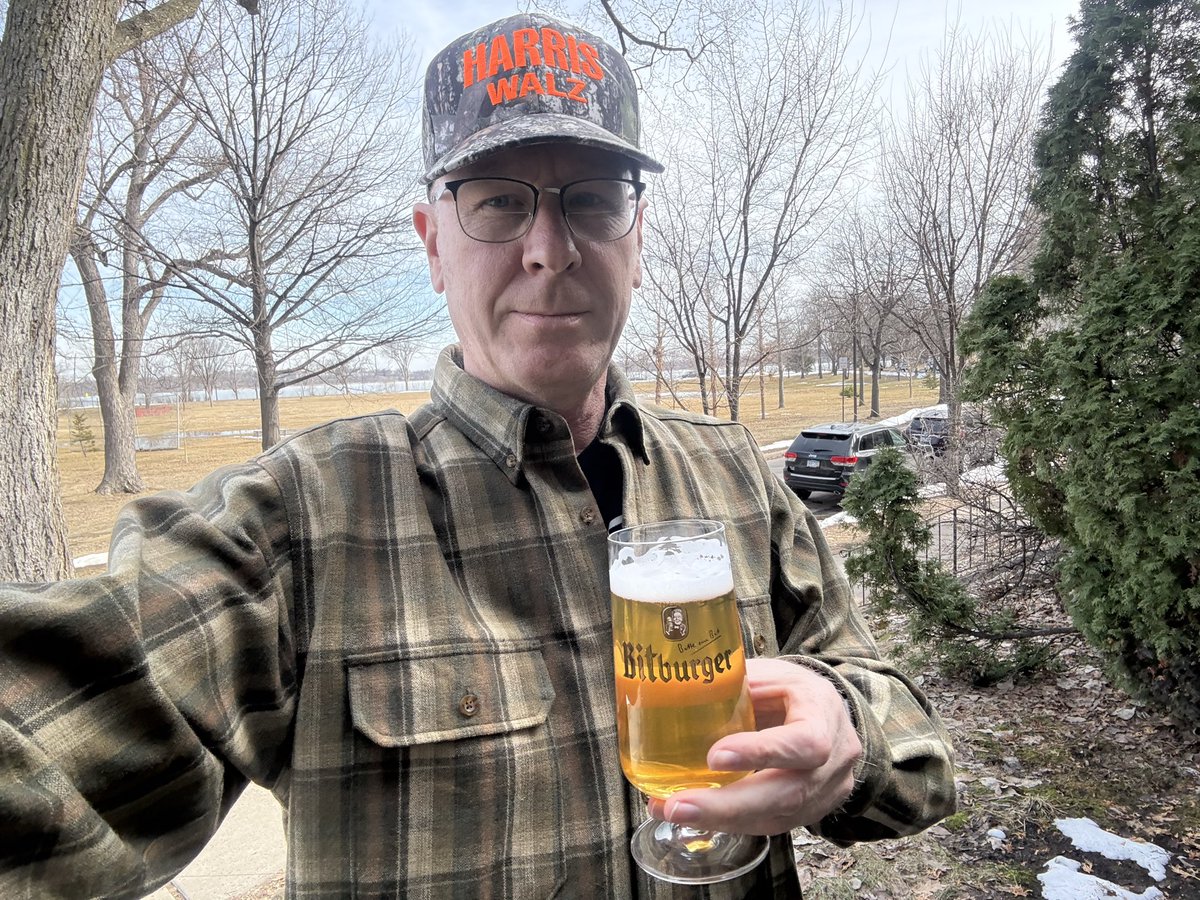DaveWiltse's tweet image. First front yard beer of the season! #westmakaska #minneapolis