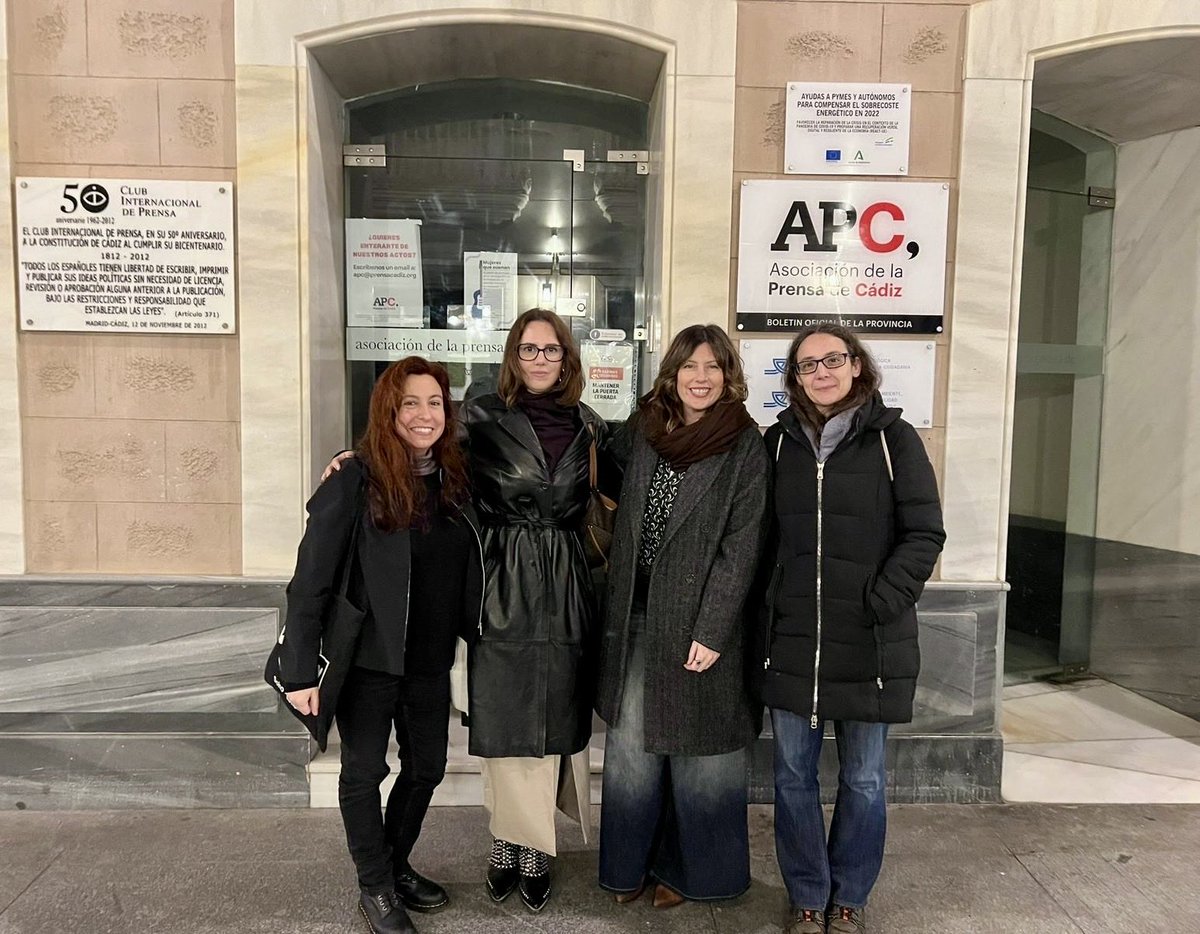 laurapardo_y's tweet photo. Empiezo con una jornada muy enriquecedora el 5 de marzo, organizada por la Asociación de la Prensa de Cádiz y coordinada por Ada Salas, que también moderaba. Estuvimos con ella Anabel Vélez, Bego García y yo hablando sobre divulgación musical en clave femenina: Mujeres que suenan https://t.co/GtywOOgaKI