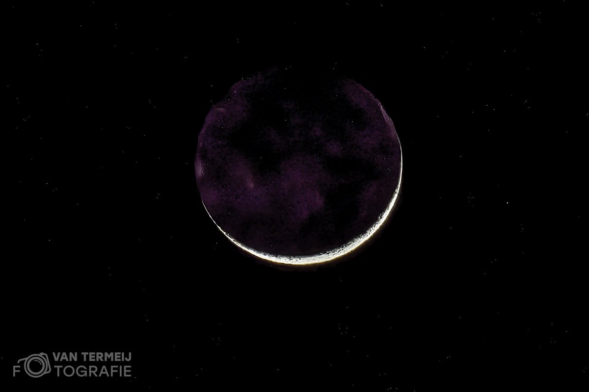 Vanavond kraakheldere lucht waarbij de #maan bijzonder zichtbaar is.Het eerste kwartier van de maan. Hoewel de maan zelf niet paars kleurt, wordt in spirituele context vaak verwezen naar de “Paarse Maan”-cyclus, die geassocieerd wordt met afronding en reflectie
