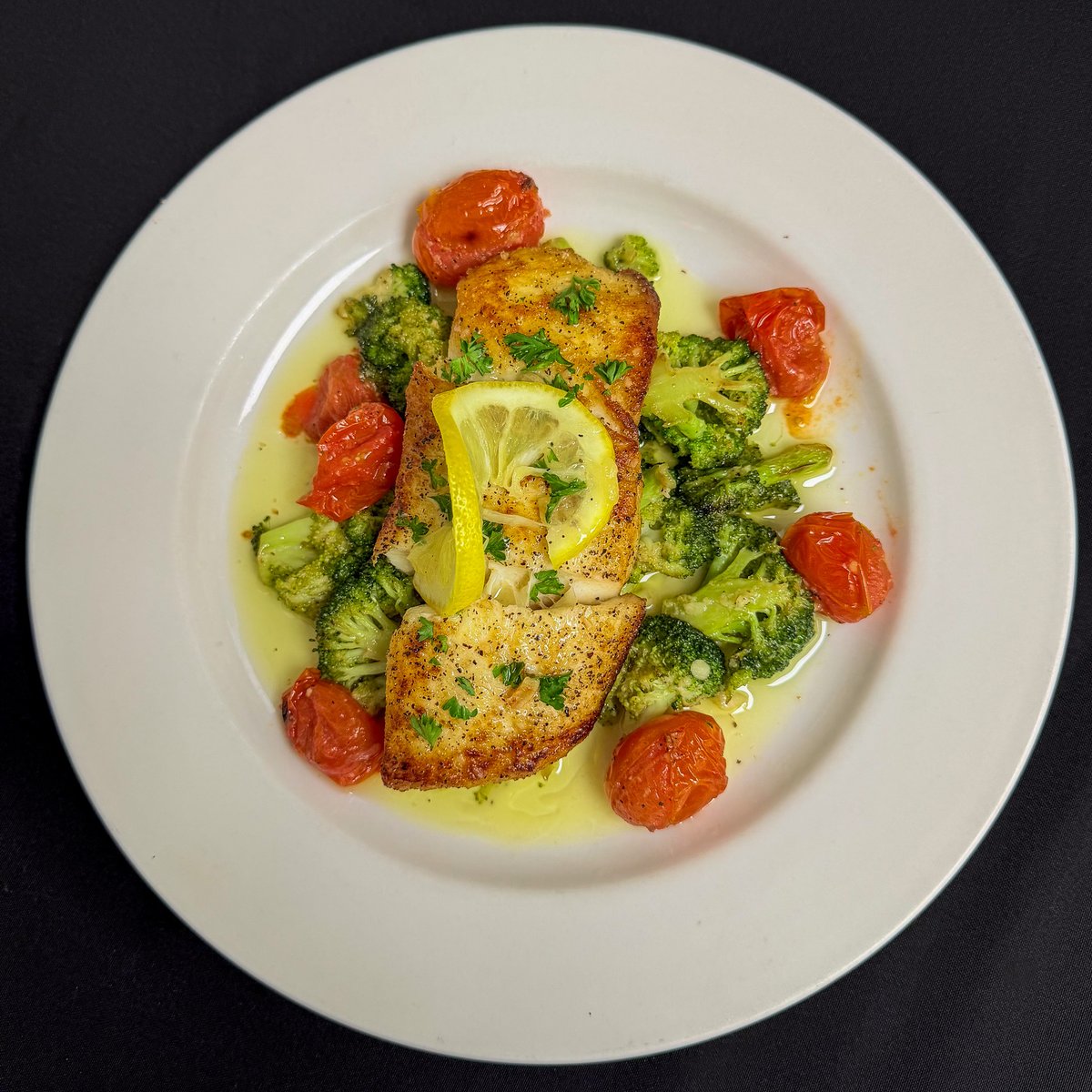PapaBearsDining's tweet photo. Meet our new featured special at Papa Bear's:

🌊 Pan Seared Halibut
Basted in a white wine butter sauce with blistered cherry tomatoes, broccoli &amp; fresh parsley. Served with your choice of soup or salad.

Only $21.95 — available for a limited time. https://t.co/kdYuCBaxO5