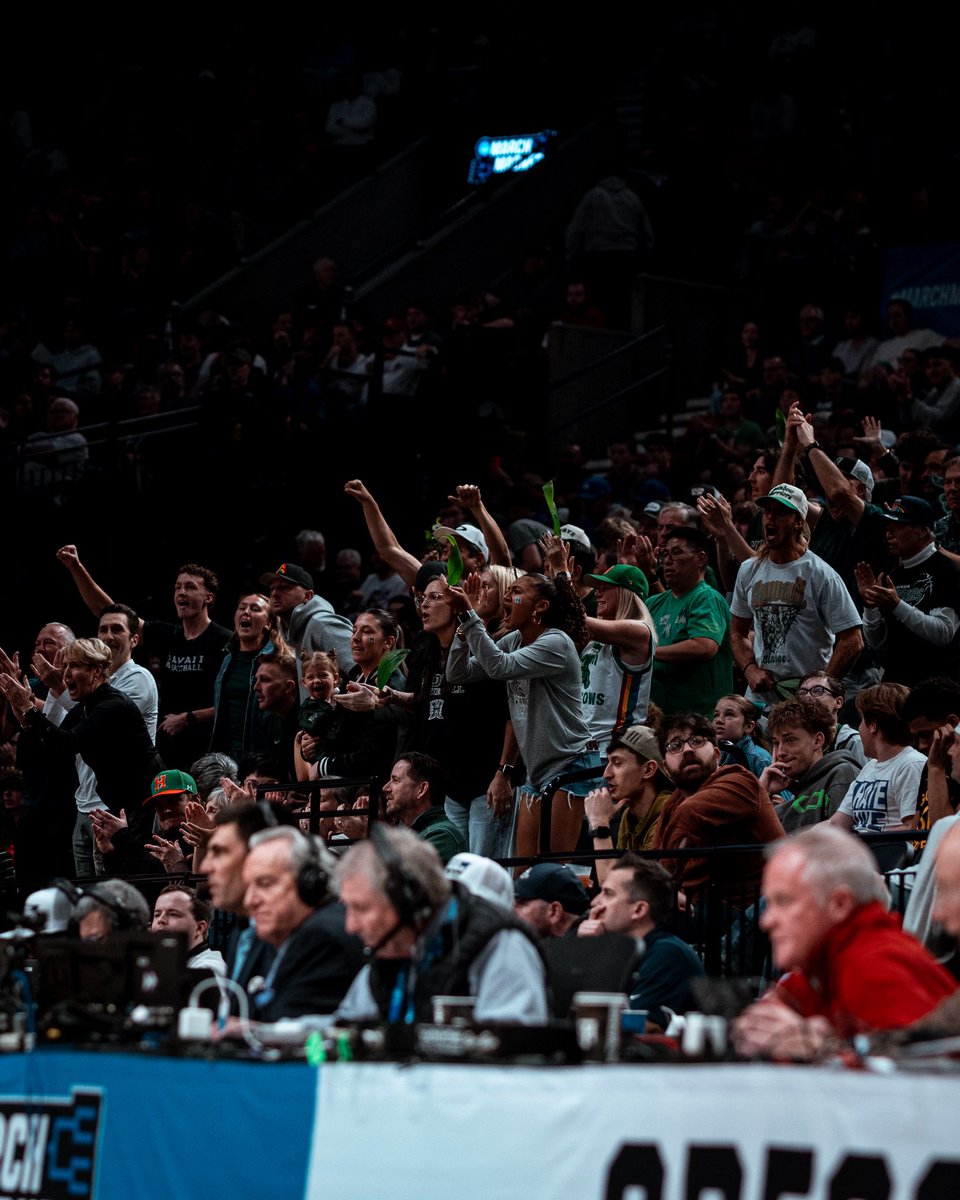 HawaiiMBB's tweet photo. There’s no better fans than Hawai’i fans! We wouldn’t have made it this far without you 🤙🏽🌈🏀

#ManaOhana x #GoBows https://t.co/UBzhXLGtA4