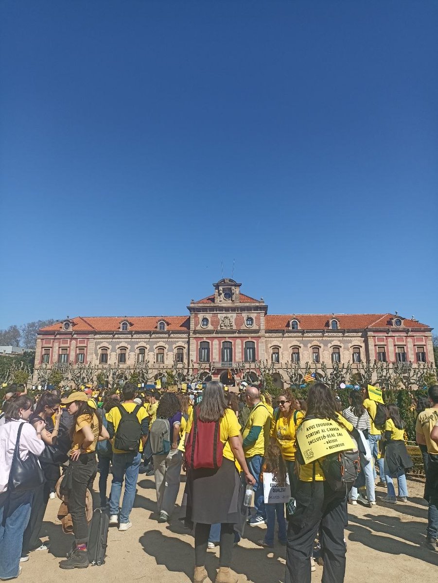 LasKellysBCN's tweet image. #Huelga de #médicos, huelga de #docentes, huelga de #estudiantes huelga de #administrativos del Ayuntamiento de #Barcelona y la #Generalitat, revuelta de #payeses. Hoy ha sido un día de movilización histórica donde la fuerza obrera se muestra en todo su esplendor.