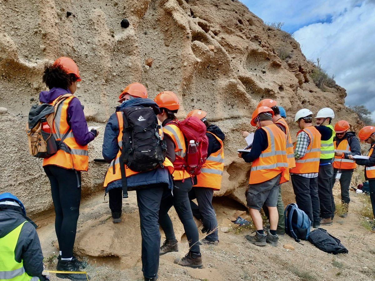 IgnacioGarciaGT's tweet image. 2026 Tenerife Volcanology Field trip by Dept. of Earth Oceans &amp;amp;
Ecological Sciences.
Volcanology group of @LivUni @Liv_Geo_Soc studing Plinian deposits.

Great to be abroad ☀️☀️☀️🍷

@LivUniResearch
@livuninews 

Logistics by @GeoTenerife @TenerifeNature #volcanology #geology