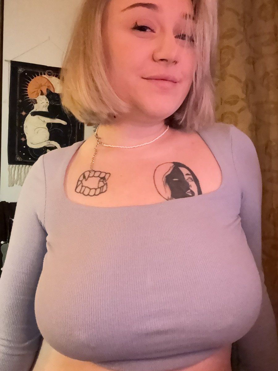 DaisyGoatMC's tweet photo. Nipples hard and its mean im online ✌🏻 https://t.co/vDNqhM0Ilx