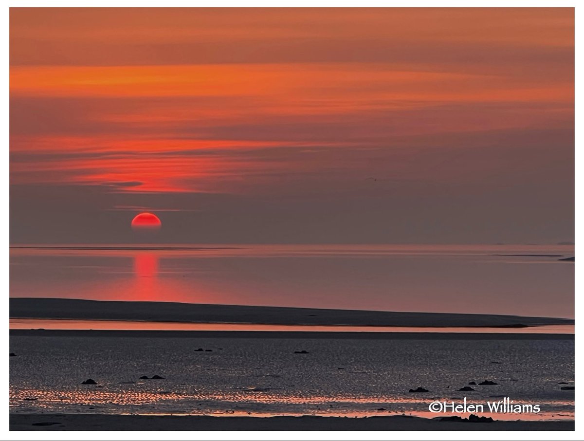 helwlms's tweet photo. Llanfaglan, Caernarfon.. A perfect evening in one of my favourite happy places. Perffaith 👌🏻🥰@DerekTheWeather @bbcweather @itvweather @S4Ctywydd @StormHour @ThePhotoHour @ItsYourWales @Sue_Charles @GoNorthWales @visitwales https://t.co/aWWSTFNiV2
