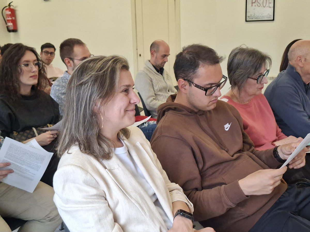 XSGalicia's tweet photo. 45 anos despois, seguimos defendendo unha Galicia con forza propia ✊🌹

Falamos de autogoberno, de memoria e de futuro: de como construír unha Galicia con máis dereitos, máis capacidade de decisión e máis xustiza social.

Grazas a Margariña Valderrama e Isidoro Gracia🌹 https://t.co/zULzn16Q7L