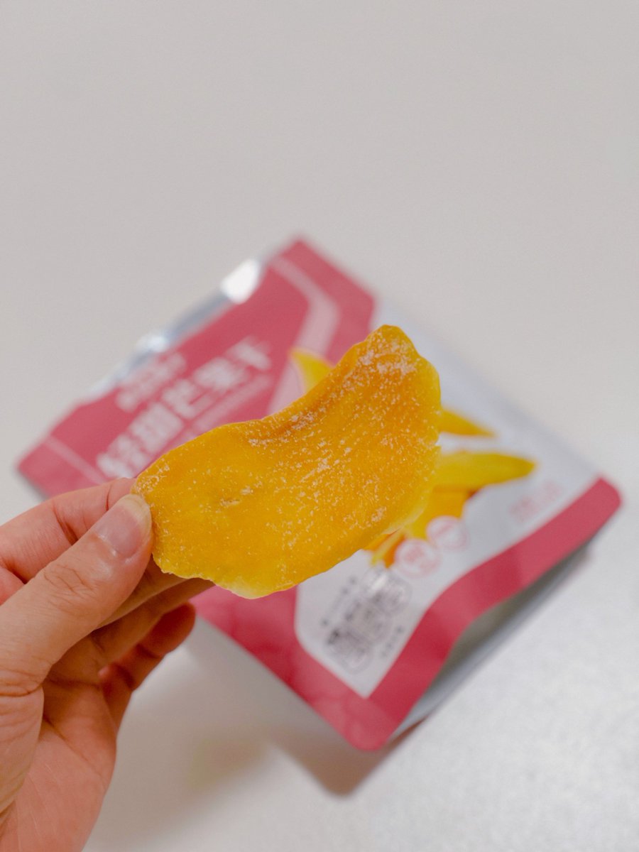 GaurauK's tweet photo. 一口沦陷！新挖到的芒果干脆到爆汁 追剧/摸鱼揣两袋，甜而不齁超上头，快@饭搭子分走半袋～#零食控狂喜 #好吃到停不下来 https://t.co/46gTbDf8qe
