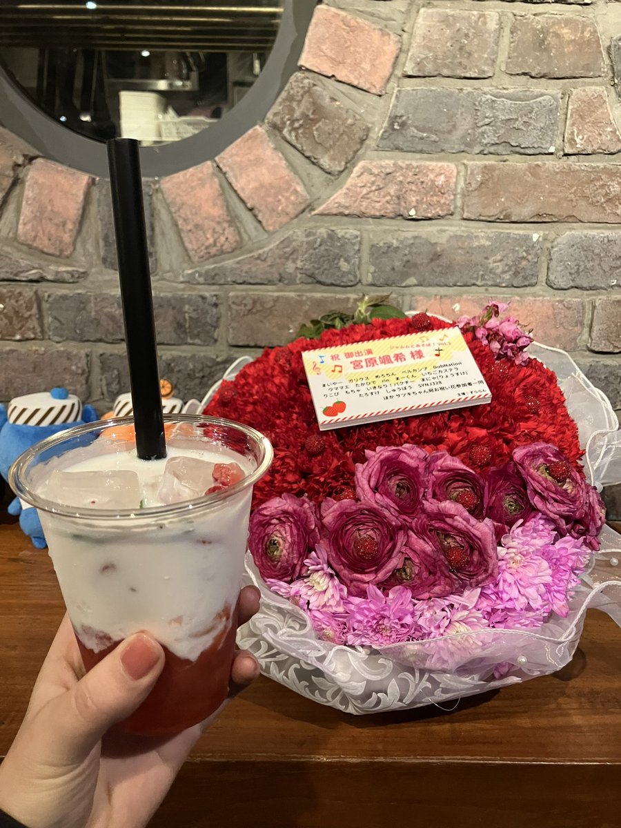 RICOPI_LOGUE's tweet photo. お花の中央に埋め込まれたビーズがいちごのタネのようで、イチゴ感が増して可愛かったです🍓 https://t.co/7prTHsQ9JB