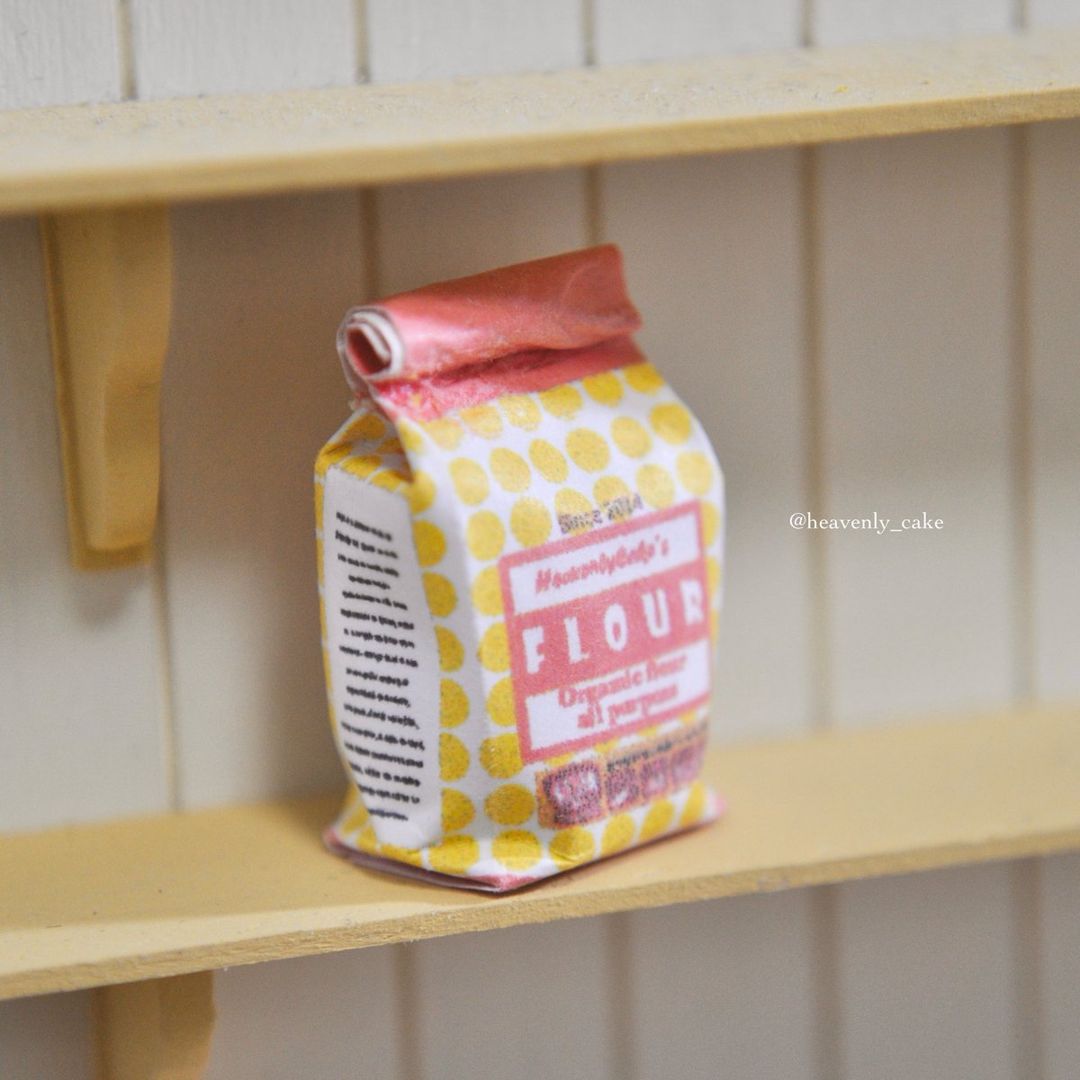 よく見る小麦粉（笑）のHeavenlyCakeバージョンも作りました🎨
一から作ったので、４時間ちょいくらいかかったー😱
こちらも【受注制作】になります。
minneに出品したので、よろしくお願いいたします。

#ミニチュアフード