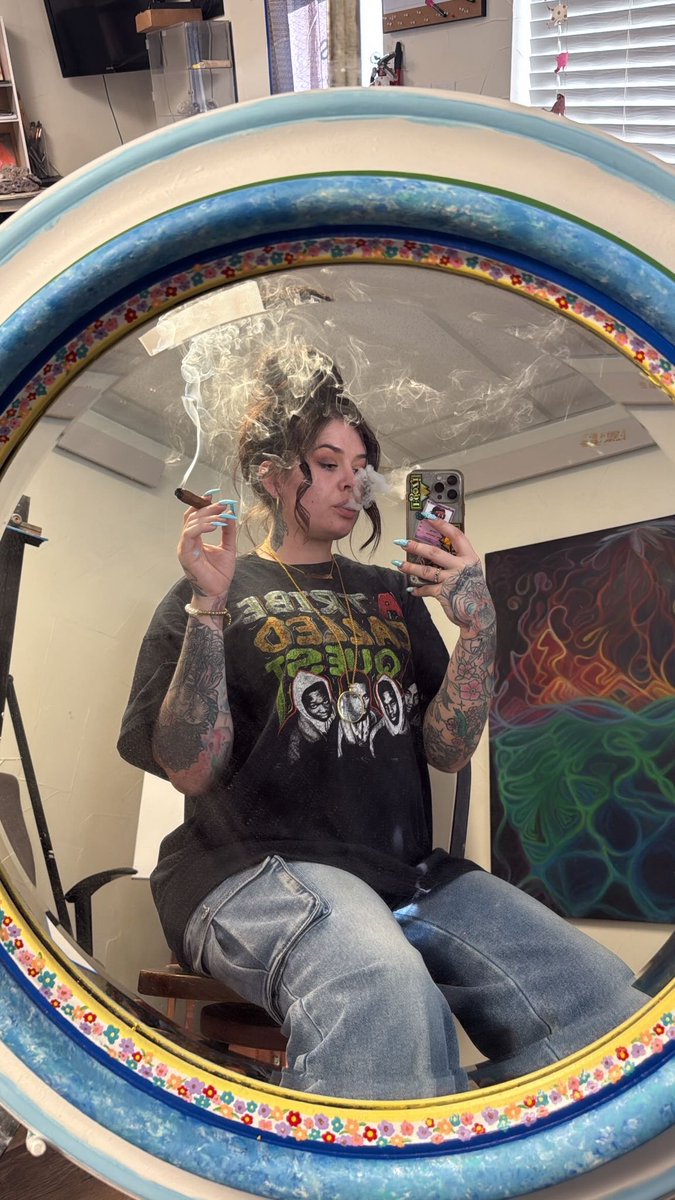 theBluntGirl tweet media