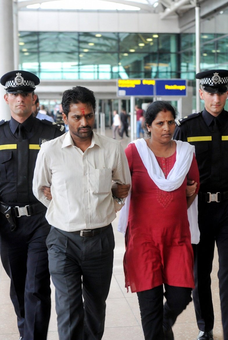 Snyderboxer's tweet image. 🚨 𝗕𝗿𝗲𝗮𝗸𝗶𝗻𝗴:: Indian couple arrested for human trafficking upon landing at Heathrow from Mumbai. #Arrest #Trafficking