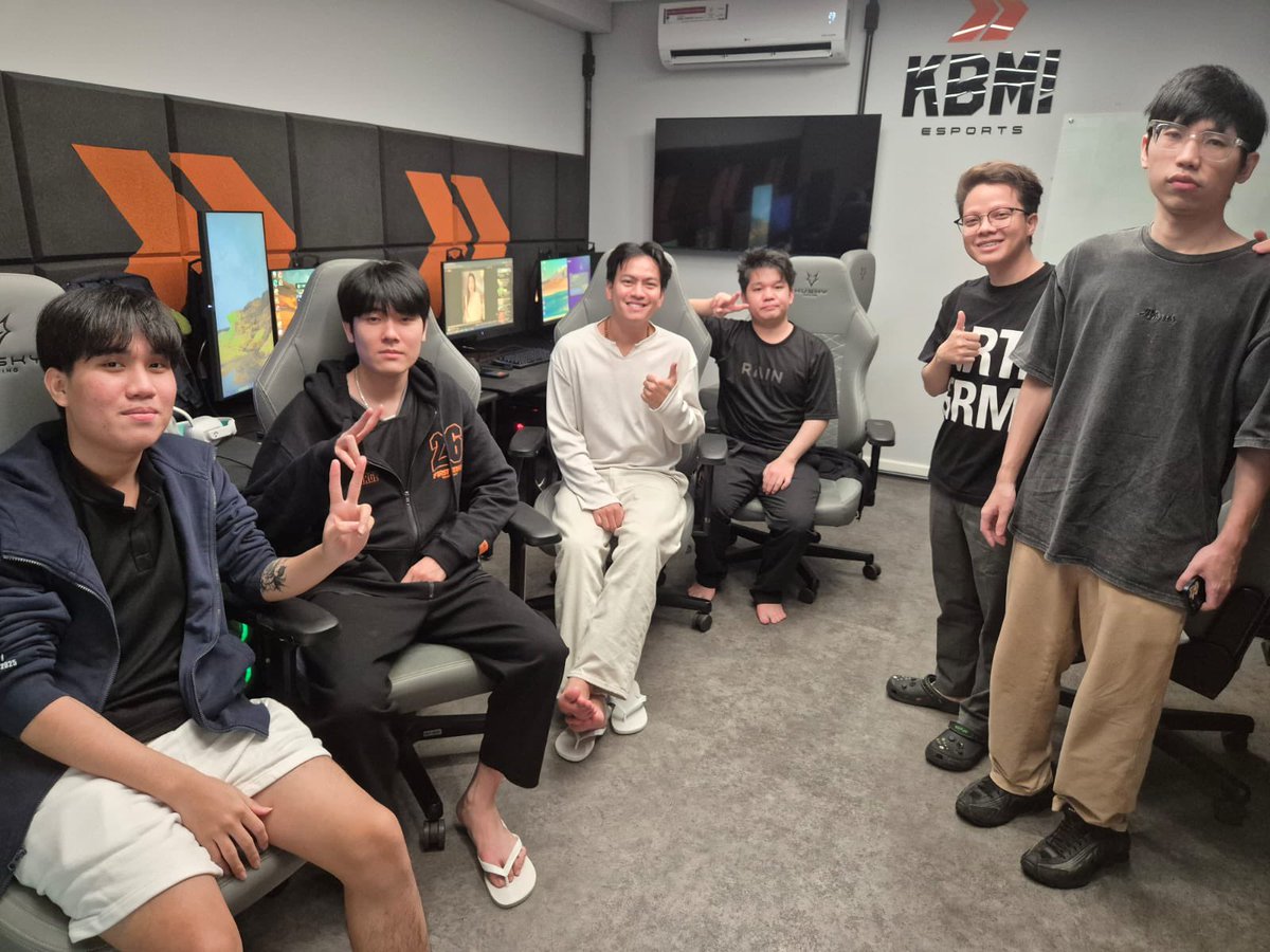 kabumesports's tweet photo. Hoje temos uma visita diferenciada no office! O time da @teamsecret estará na nossa GH esse fim de semana para jogar (e é claro, ter aquele treininho presencial com a nossa lineup)

Sejam bem-vindos! 🧡

- 

Today we’ve got a special visit at the office! The @teamsecret squad is joining us at our GH this weekend to play (and of course, get in some in-person practice with our lineup).

Welcome! 🧡