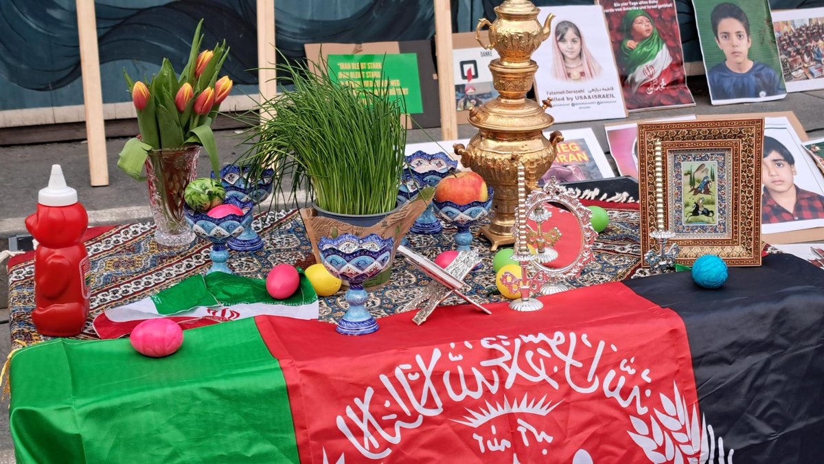 KaterHofmann's tweet photo. Die Nouruz-Tafel auf dem Alexanderplatz.
Haft Sin ist das Herzstück des persischen Neujahrs. Auf dem symbolischen Tisch stehen sieben Dinge, deren Namen auf Farsi mit dem Buchstaben س  beginnen – für Wachstum, Gesundheit, Liebe, Wohlstand und Schutz. #B2003 https://t.co/fX1NO977rV