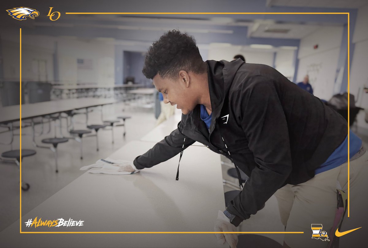 LiveOakFB's tweet photo. Our Live Oak High School football players had the opportunity to give back today by serving our Live Oak Junior High students during lunch while assisting our amazing cafeteria staff.  

  One Community. One Team. One Goal. One Dream. https://t.co/5FL9a1zkLL