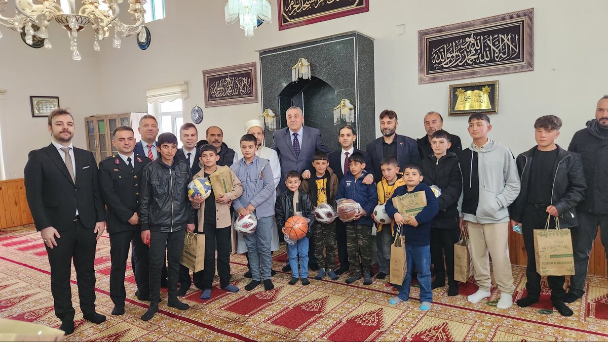 Kaymakamımız Sayın Harun OKÇİN Merkez Camii’nde eda edilen bayram namazının ardından vatandaşlarımız, kurum amirlerimiz,muhtarlarımız ,İlçe Emniyet Amirliği, İlçe Jandarma Komutanlığı ve İlçe Devlet Hastanesi personelleriyle bayramlaştı.
Sağlıklı ve huzurlu bayramlar dileriz.
