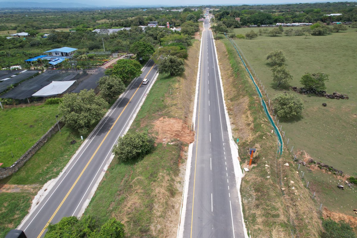 RutaalsurOfi's tweet photo. Así avanzamos en la #UF1 🚧

La modernización vial del sur del país sigue en marcha: Intersección Sur Abastos, El Juncal, segunda calzada, rehabilitación, puente Arenoso y área de servicio.

Más conectividad, seguridad y desarrollo para la región.  #AsiAvanzamos @ANI_Colombia https://t.co/PcWcbWo5aE