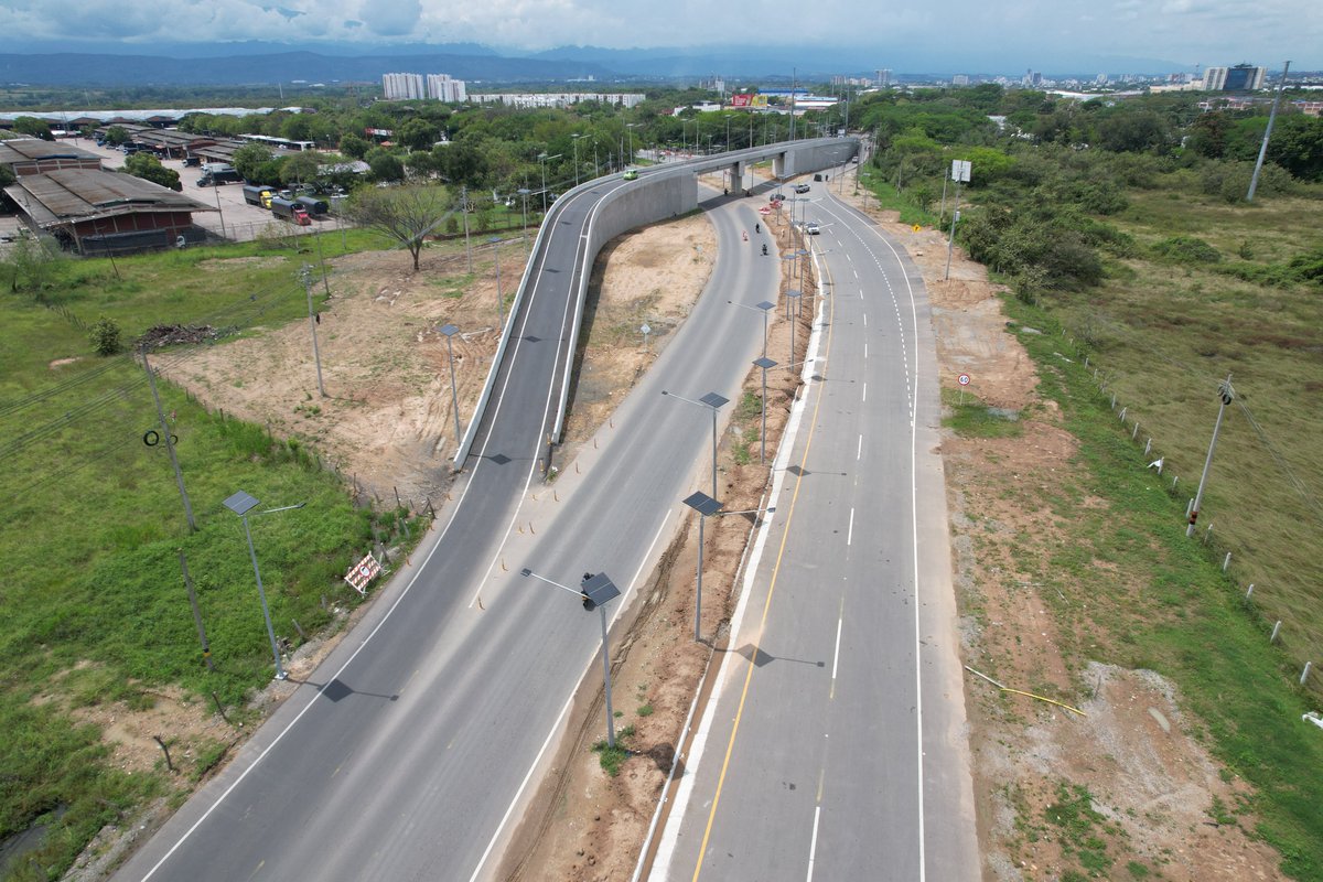 RutaalsurOfi's tweet photo. Así avanzamos en la #UF1 🚧

La modernización vial del sur del país sigue en marcha: Intersección Sur Abastos, El Juncal, segunda calzada, rehabilitación, puente Arenoso y área de servicio.

Más conectividad, seguridad y desarrollo para la región.  #AsiAvanzamos @ANI_Colombia https://t.co/PcWcbWo5aE