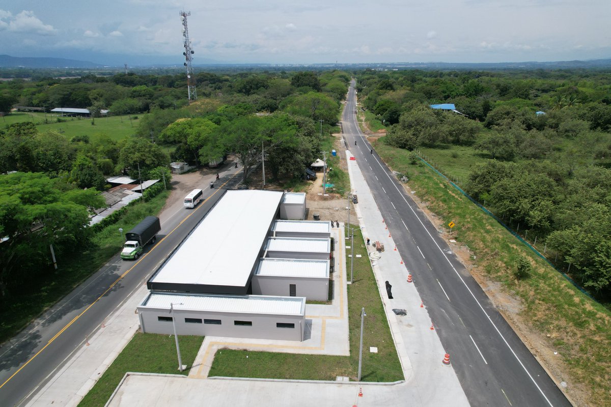 RutaalsurOfi's tweet photo. Así avanzamos en la #UF1 🚧

La modernización vial del sur del país sigue en marcha: Intersección Sur Abastos, El Juncal, segunda calzada, rehabilitación, puente Arenoso y área de servicio.

Más conectividad, seguridad y desarrollo para la región.  #AsiAvanzamos @ANI_Colombia https://t.co/PcWcbWo5aE