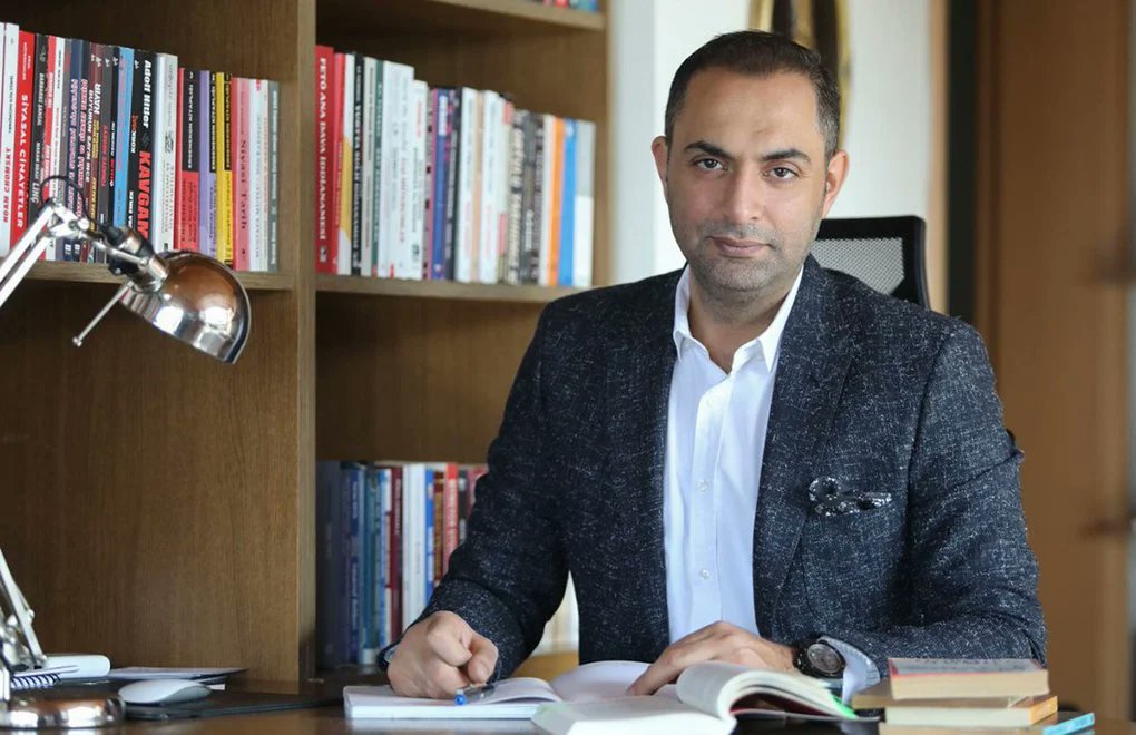Gazeteci Murat Ağırel:

  "Aykut Erdoğdu, bir enerji firmasından rüşvet alınıp belediyeden izin çıkartmakla suçlanıyor. 

 İzni veren belediye encümeni. 2019 yılında encümen kimde? 5 üye de AKP'li.

  Rüşvetle izin çıktıysa, izni verenler niye yargılanmıyor?