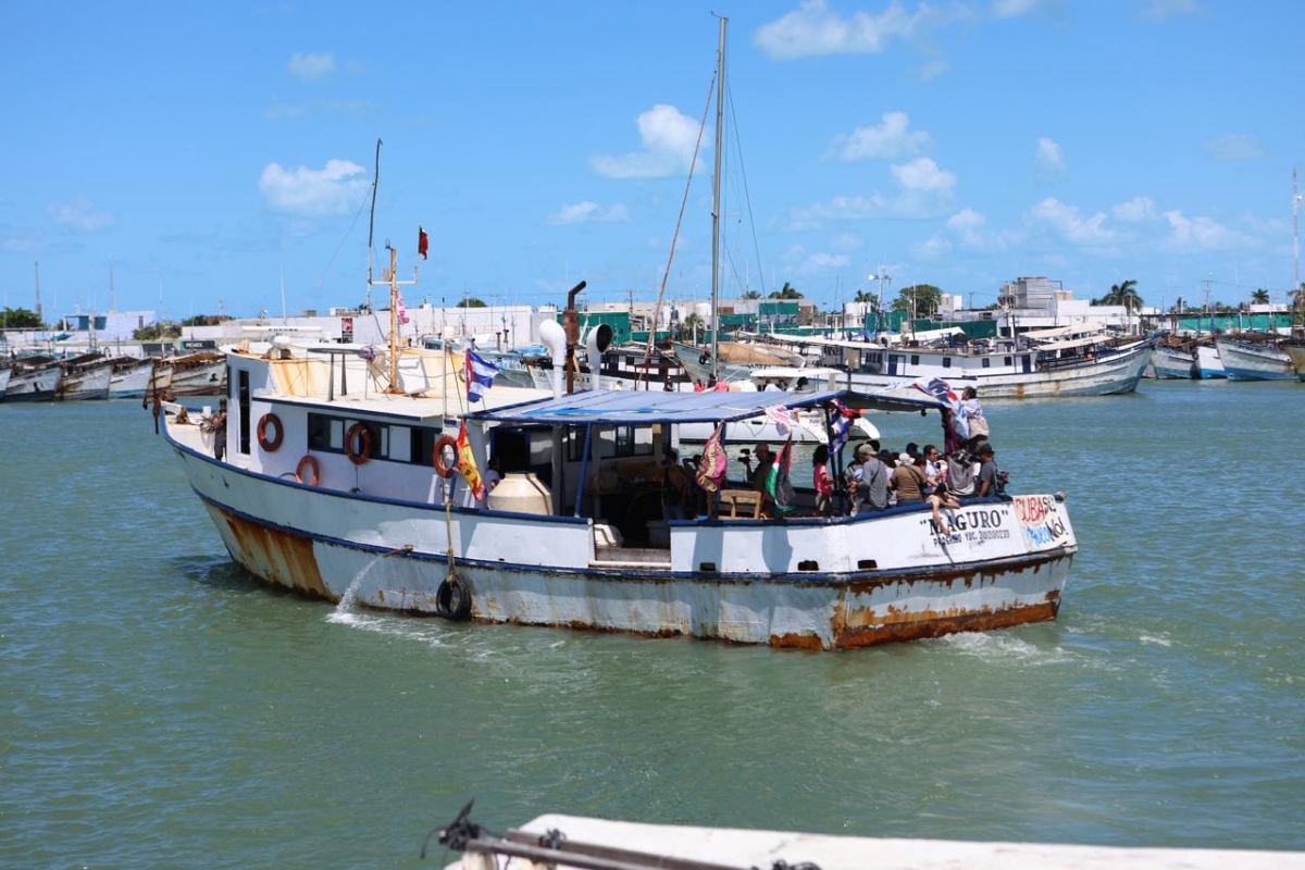 HazRuidoYuc's tweet photo. Zarpa embarcación con ayuda humanitaria desde Yucatán a Cuba

Tras solucionar trámites administrativos y de seguridad, la embarcación salió del puerto de Yucalpetén ondeando las banderas de #Cuba 🇨🇺, #México 🇲🇽 y #Palestina 🇵🇸 con 30 toneladas de víveres.➡️https://t.co/4G0qI4X2RV https://t.co/OKNGHcgcWC