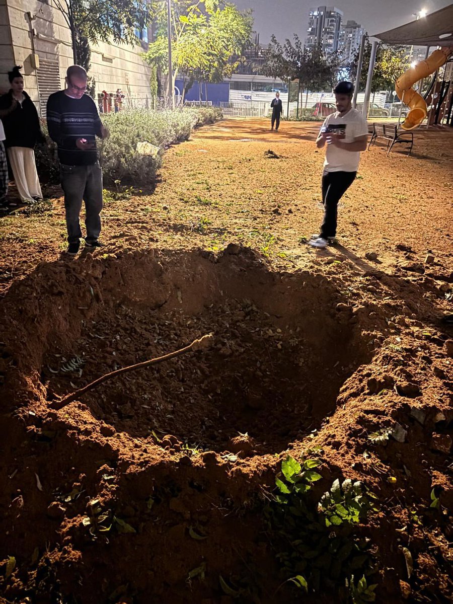 's tweet image. ❗️🇮🇷⚔️🇮🇱 - Footage shows that one of the ballistic missiles Iran launched at central Israel shortly ago was armed with a cluster bomb warhead.

This marks Iran's ninth missile attack on Israel since midnight, and no injuries have been reported from the latest strike.

The Israel