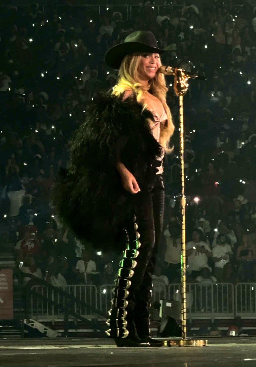 Cowboy Carter Tour Outfits 𐚁 tweet media