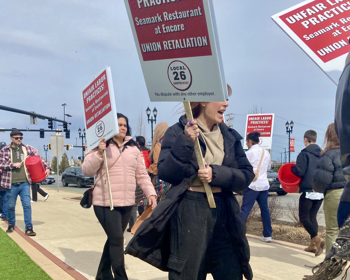 UNITEHERE26's tweet image. Local 26 is fighting for #EverettMA to become a city where working-class residents can afford to live where they work, where they can raise their families. Seamark workers invested in the city by providing their labor. They deserve to be a part of Everett’s future.