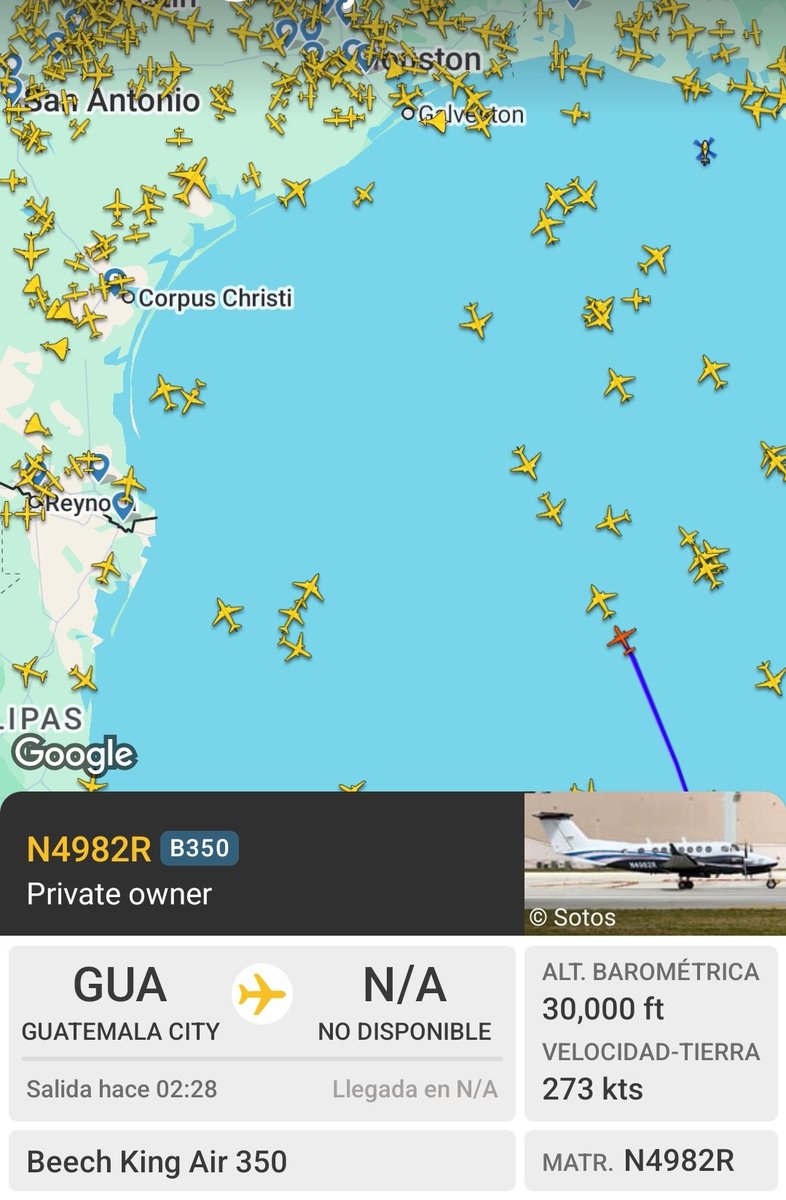 Después de una escala en Guatemala, ahí va Celso y Pecho 'e Rata, sobre el Golfo de México, no entiendo por qué se los llevaron en una avioneta habiendo tanto jet privado y veloz.