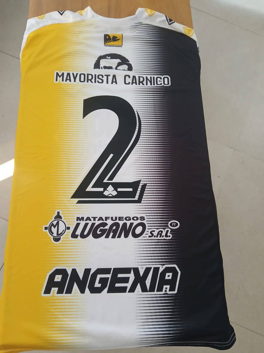 "Miren que linda la alternativa" 🫠
Cuando sepa a qué hace referencia el logo que está bajo el cuello les cuento, parece una piedra movediza con algo raro.