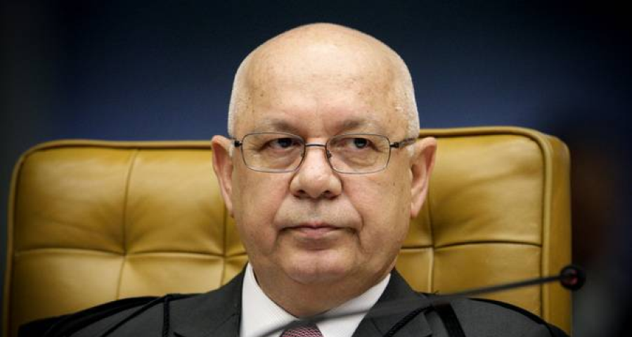 rodrigomarcial_'s tweet photo. Voltemos a janeiro de 2017.  

Teori Zavascki largou as férias às pressas.  
Em sua mesa: 77 delações da Odebrecht  e 900 depoimentos sigilosos.  
Temer, Aécio e Lula estavam na mira.  

Faltava pouco para ele abrir tudo.  
Ele decidiu viajar. https://t.co/3oSq5NWEhQ