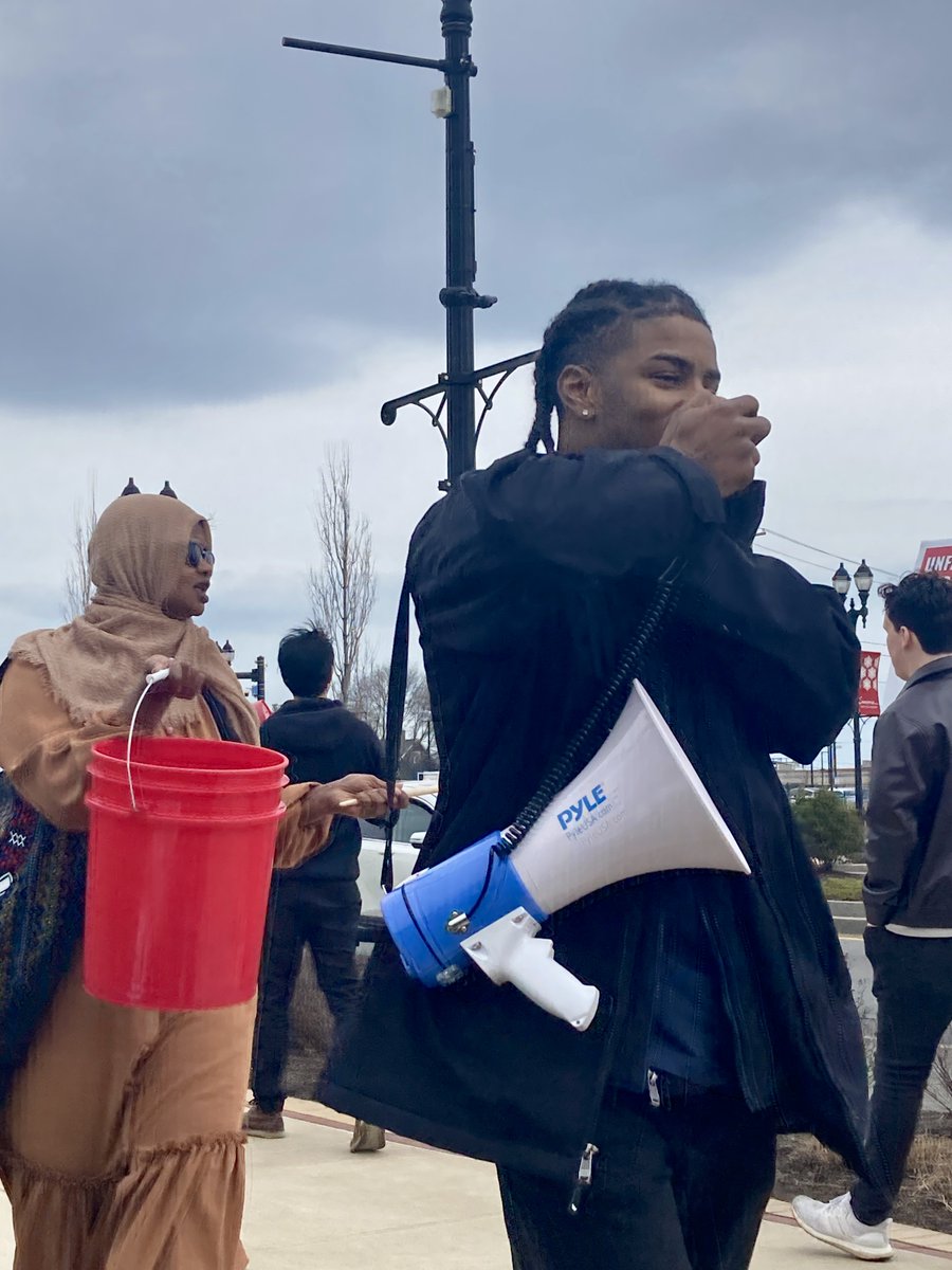 UNITEHERE26's tweet image. Local 26 is fighting for #EverettMA to become a city where working-class residents can afford to live where they work, where they can raise their families. Seamark workers invested in the city by providing their labor. They deserve to be a part of Everett’s future.