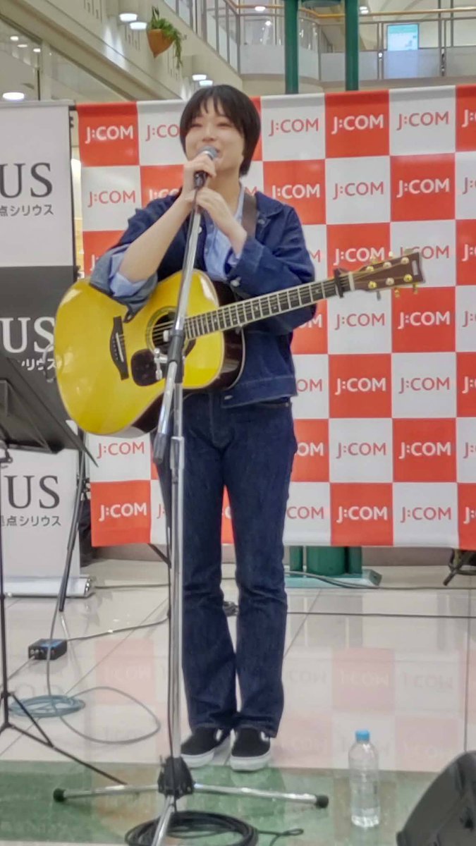 おはようございます！
昨日は、冷たい雨の一日になりましたね！
今朝も寒さが戻ってきた感じがします。
昨日は、FMやまとリスナー仲間と、「春のうららかコンサート」に行って来ました。
シンガーソングライターの「宇雪」さんとは、３回目のEBになりますが、今回も癒されて来ました！
最高でしたよ！