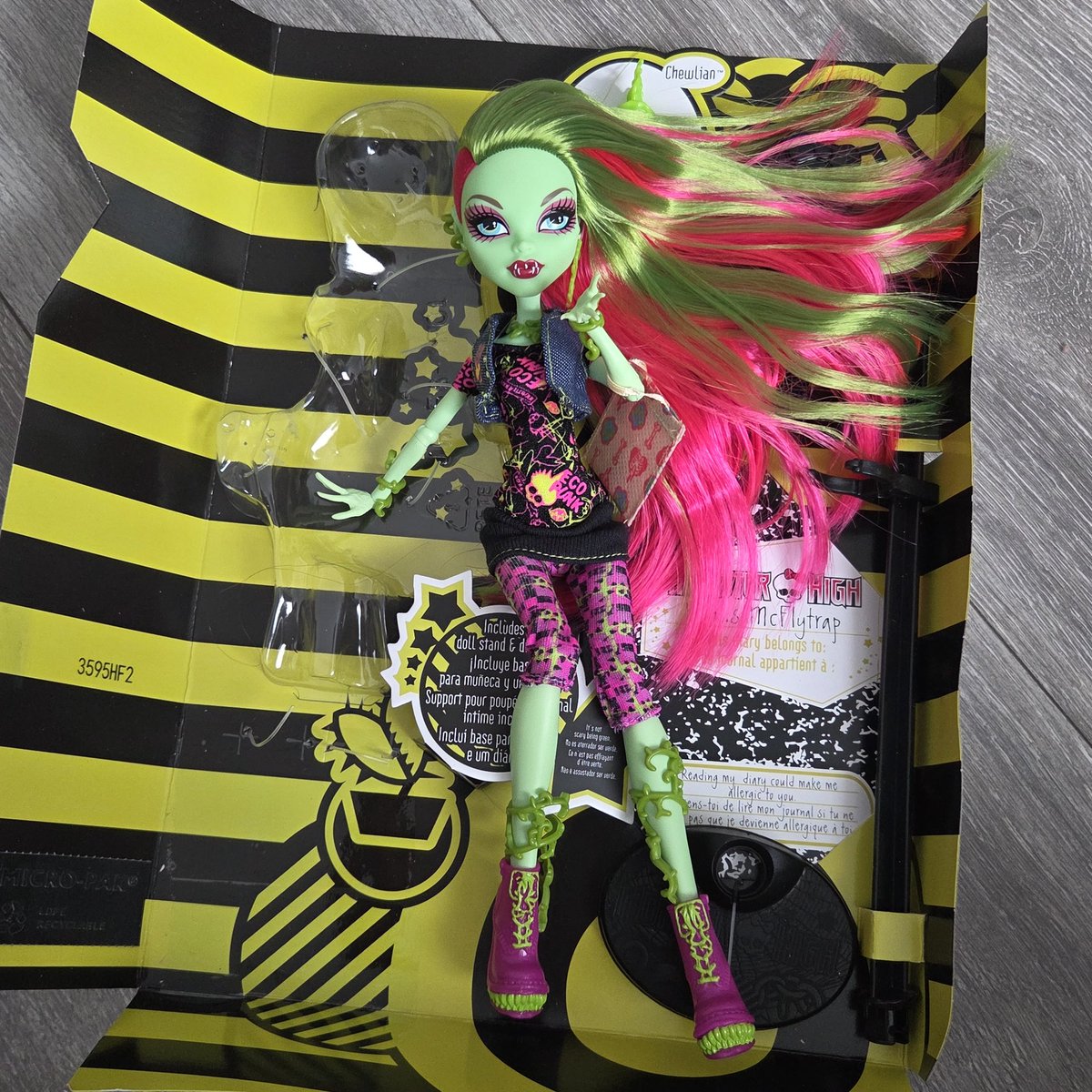 JanDolls_24's tweet photo. I love her guys and I still have to open Rochelle and Robecca 😭😭😭😭😭
#dolltwt #monsterhigh #venusmcflytrap https://t.co/f5TUEkqskj