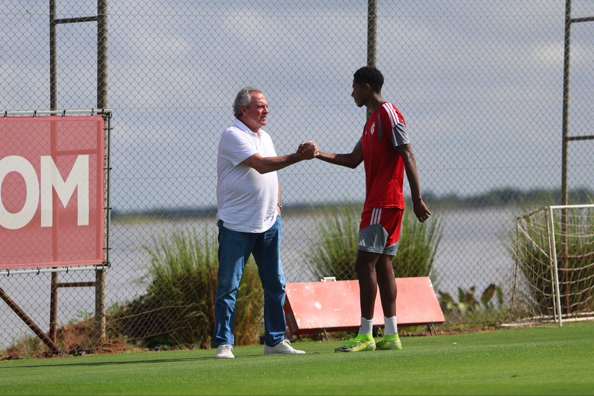 Celeiro_Ases's tweet photo. Profissional 🤝 Categorias de Base

Atletas do Celeiro de Ases treinaram com o elenco profissional nesta sexta-feira, no CT Parque Gigante, dando sequência ao processo de integração e desenvolvimento dos jogadores da base do Clube do Povo. 💪🏾🇦🇹 https://t.co/tWQs0f1zCH